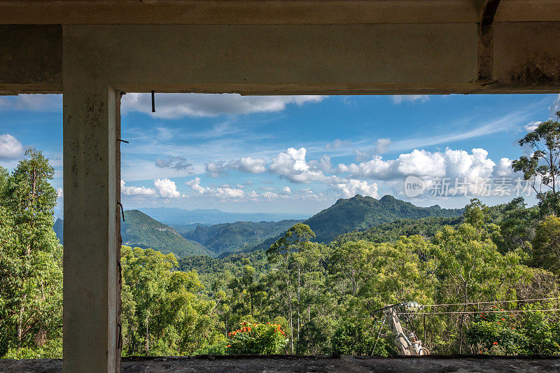 从古巴的废弃建筑中看到的Topes de Collantes